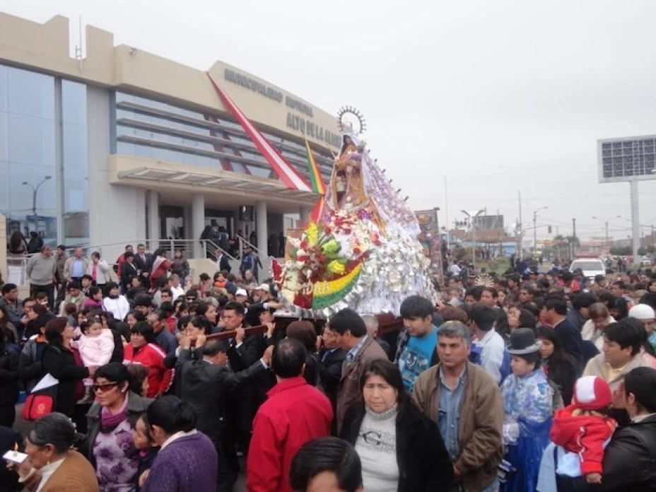 En mayo, centenares de peregrinos salieron en procesión por las calles de La Paz con la imagen de la virgen y donaron dinero para hacerle nuevas joyas