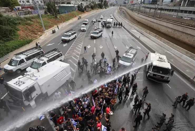 Miles de israelís marcharon por todo el país tras la ratificación de una ley que limita las circunstancias en las que se puede destituir a un Primer Ministro; Netanyahu tiene acusaciones por corrupción.