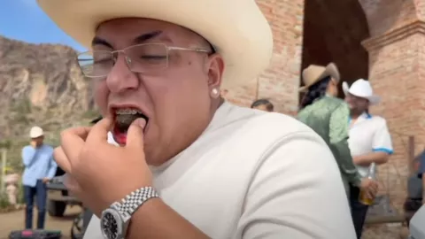 Influencer mastica excremento de caballo para sorprender a Eduin Caz | VIDEO