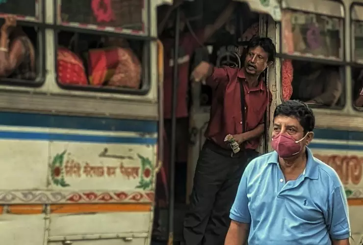 Personas en India con cubrebocas