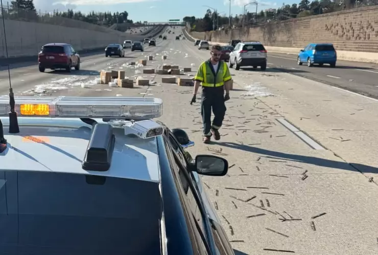 Oficial responde al peculiar derrame en la Interestatal 580 de California