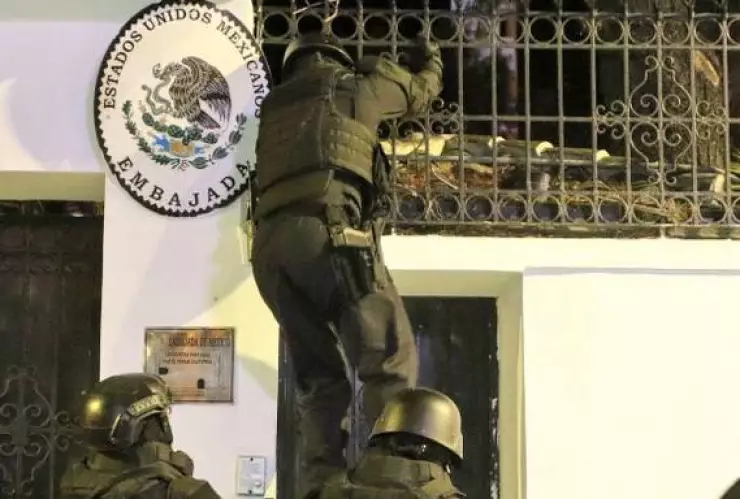 Militares irrumpen Embajada de México en Ecuador; AMLO ordena suspender relaciones diplomáticas.