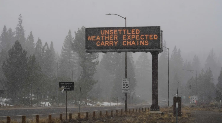 Letrero que indica precaución en la carretera por clima severo