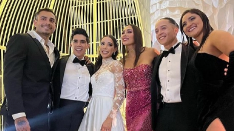 Los atletas con los novios