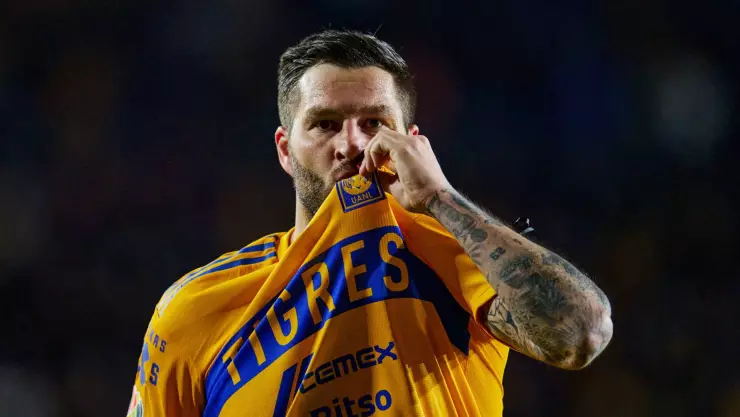André Pierre Gignac celebra su gol ante Pumas