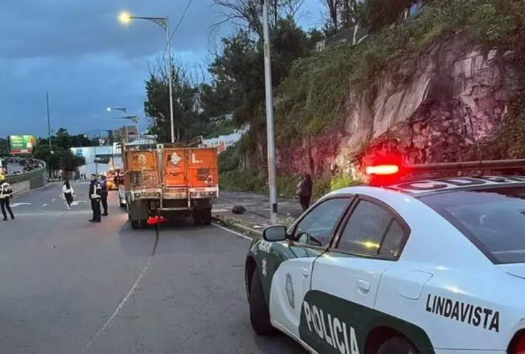 Choque-en-la-GAM-camión-de-gas-LP-impacta-contra-otro-vehículo-y-termina-en-muro-de-contención