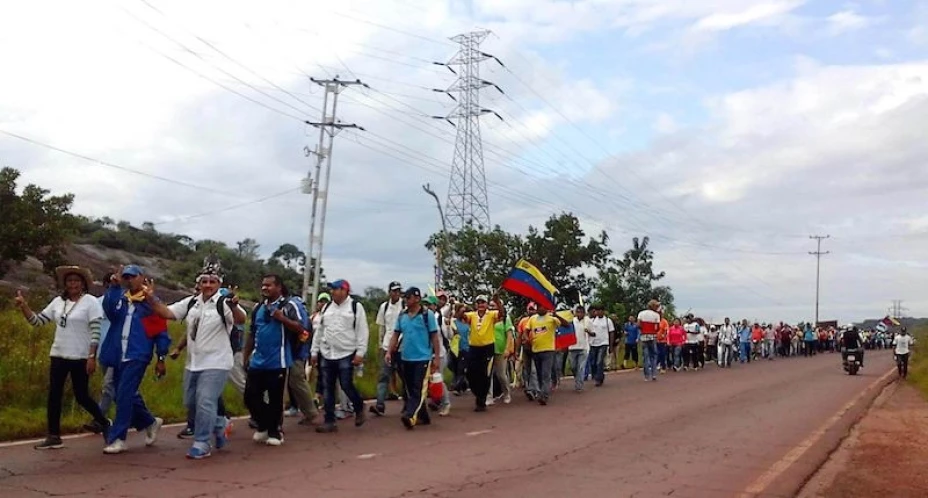 Marchan opositores venezolanos a sede CNE