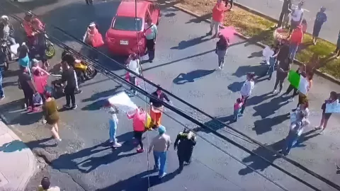 Colapsa Itzapalapa: Bloqueo de manifestantes en calzada Ignacio Zaragoza