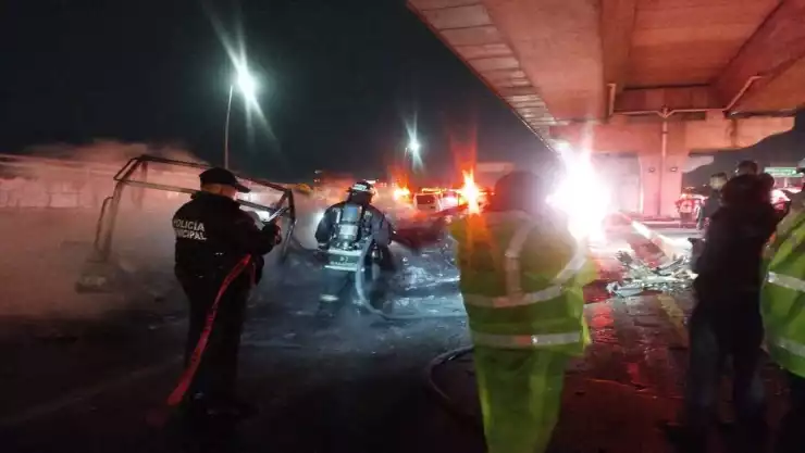 VIDEO FUERTE: Patrulla se incendia sobre la autopista México–Puebla y cobra la vida de un oficial