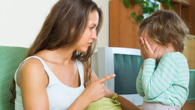 Las 3 frases que logran calmar cualquier berrinche o rabieta de un niño, según una experta