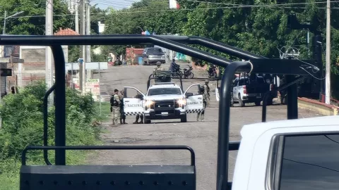 Una intensa balacera se desató en la sindicatura de Quilá, dentro de Loma de Redo, en Culiacán, donde militares protagonizaron balacera contra delincuentes