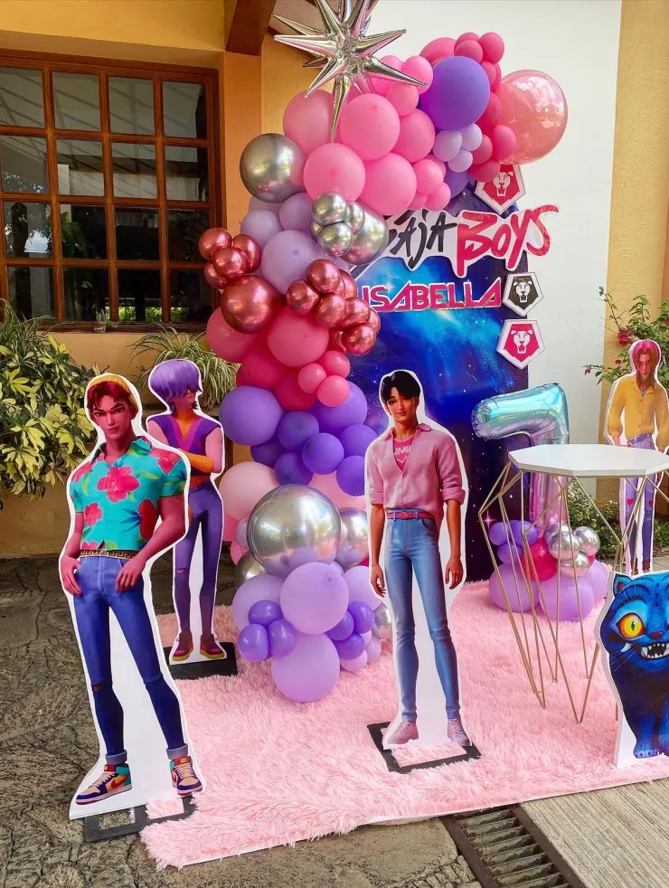 Así puedes armar un marco de globos con temática de los Saja Boys