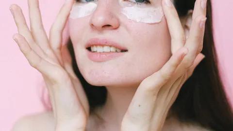 Esta es la mejor forma de aplicar el contorno de ojos con cafeína para lucir mejor