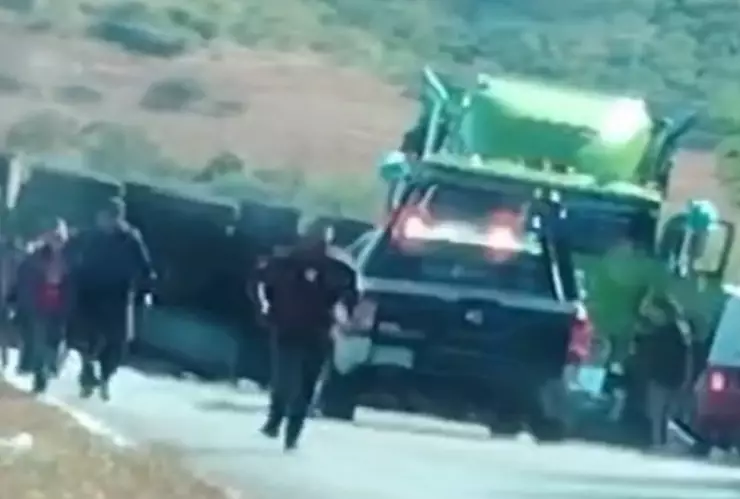 Accidente carretera 190 Oaxaca Tráiler peregrinos Puebla aparatosa volcadura HOY 30 de noviembre