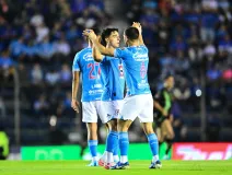 Jugadores de Cruz Azul celebran un gol