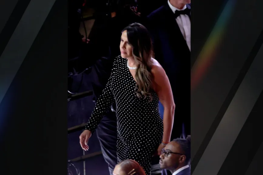 Karla Sofía Gascón no desfiló por la alfombra roja de los Oscars y se le captó llegar a su lugar muy seria. | Foto: Kevin Winter/Getty Images