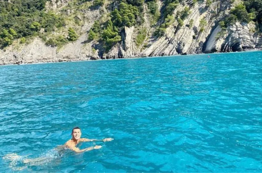 Cristiano Ronaldo en el mar.jpg