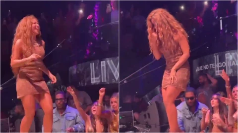 Shakira arriba del escenario, haciendo un gesto de “ojo”