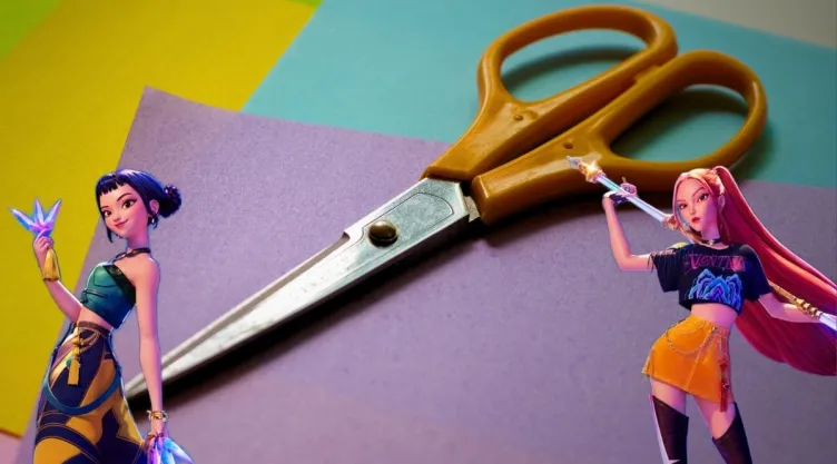 Ideas DIY 3 propuestas divertidas para crear las armas de Demon Hunters con cartulina para niños.jpg
