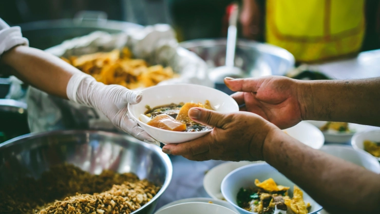 Personas recibiendo comida