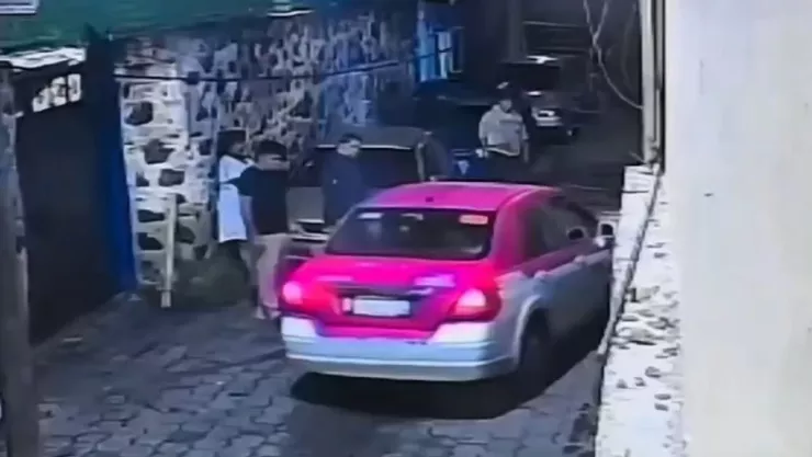 Disputa vecinal termina con taxista atropellando a quienes le pidieron mover su vehículo