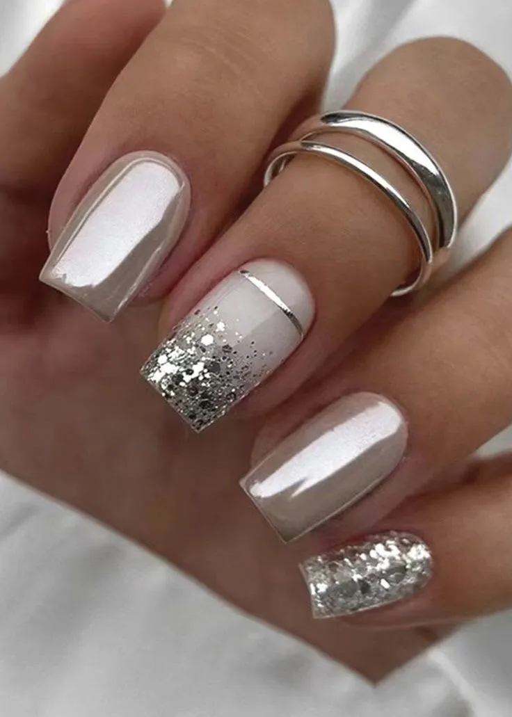 12 diseños de uñas plata que se ven elegantes en cualquier mujer: puedes usarlas para hacer deporte