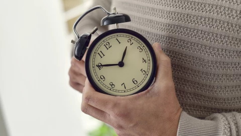 Hombre ajusta sus reloj