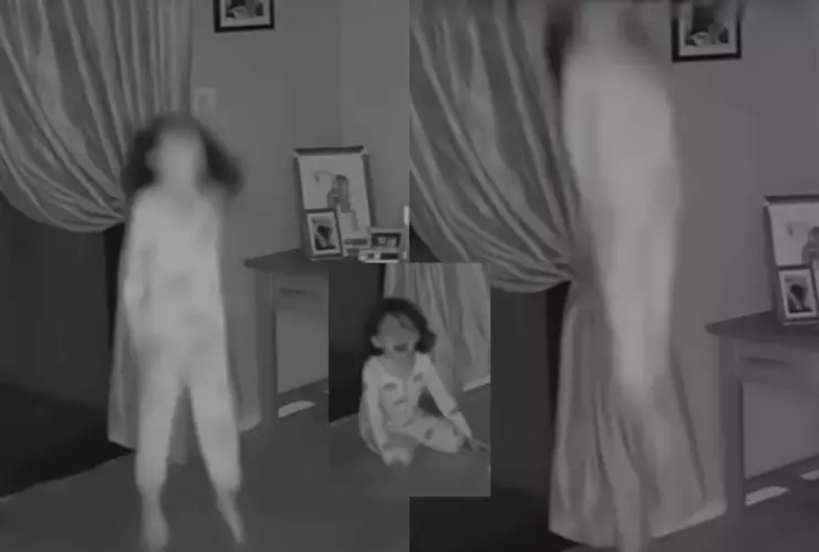 Niña poseída en su habitación