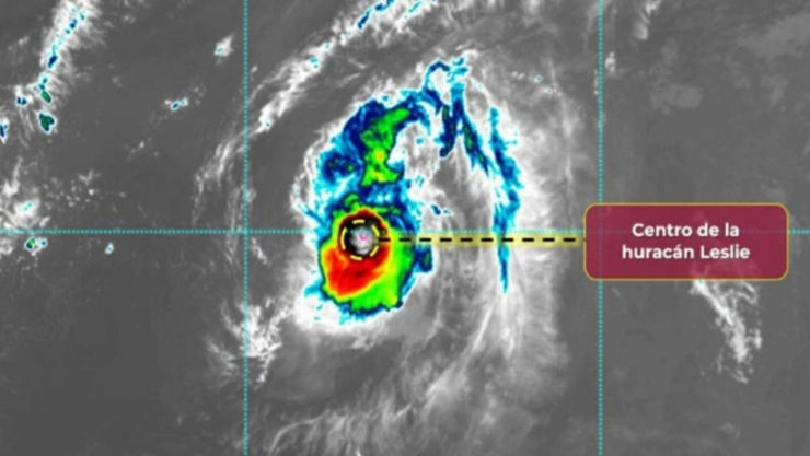 Leslie se intensifica a huracán categoría 1