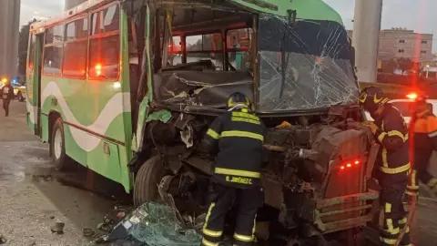 Ocho lesionados deja accidente en Ermita Zaragoza, Ciudad de México