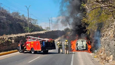 Incendio de vehículo en Libramiento Norte moviliza a cuerpos de emergencia