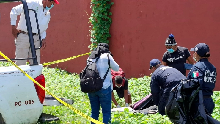 Cuerpo en descomposición fue localizado en un patio baldío en Villa Comaltitlán