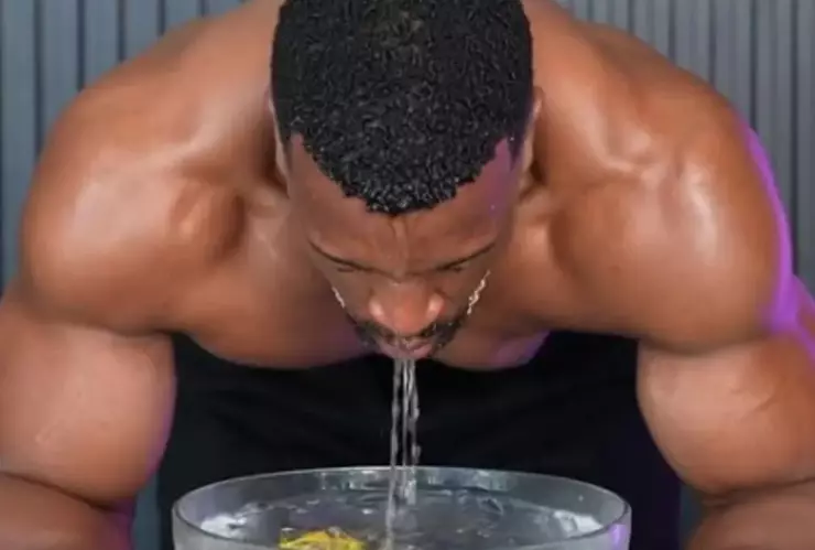 ¿Quién es Ashton Hall? Influencer que se hizo famoso por rutina matutina extrema