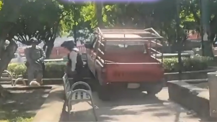 Camioneta termina sobre jardinera en parque de Cuernavaca.