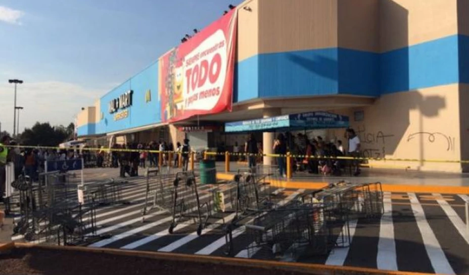 Jóvenes encapuchados protestaron frente a una tienda de autoservicio Walmart en avenida Tláhuac por la desaparición de normalistas en Ayotzinapa