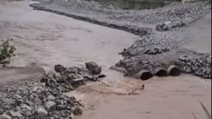 Río Papaloctipan se tragua puente en Tlacuilotepec, en Sierra Norte de Puebla