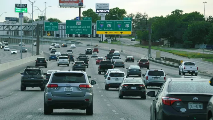 Tráfico en la salida a la carretera interestatal 10 en Texas.