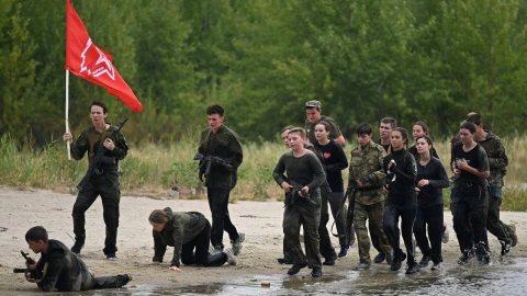 Estudiantes de la Escuela de Cadetes Cosacos del Don del Emperador Alejandro III y miembros de la comunidad cosaca reciben entrenamiento militar en la región de Rostov, Rusia, el 21 de agosto de 2025