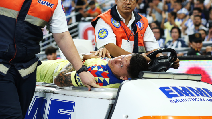 Brian Rodr&iacute;guez sale en camilla del Am&eacute;rica vs Rayados