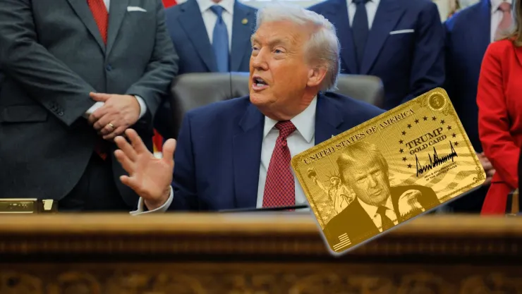 Foto del presidente Donald Trump y de una tarjeta dorada.