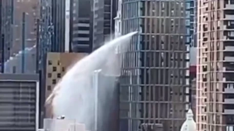 inmenso-chorro-de-agua-sale-disparado-desde-edificio-de-manhattan-nyc-video