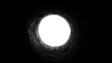 Mujer muere intoxicada mientras lavaba pozo de agua