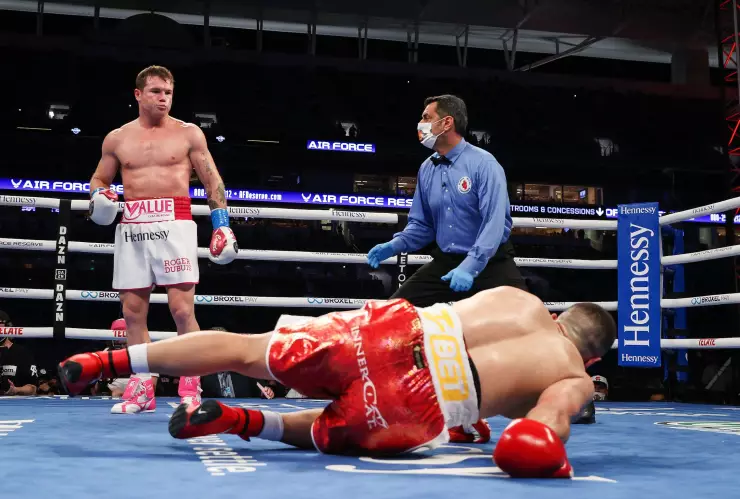 Canelo Álvarez noquea a Avni Yildirim