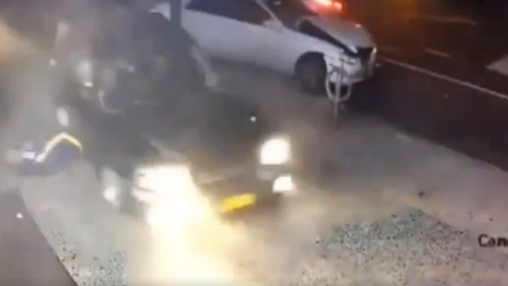 En plena banqueta, dos jóvenes murieron arrollados por una camioneta