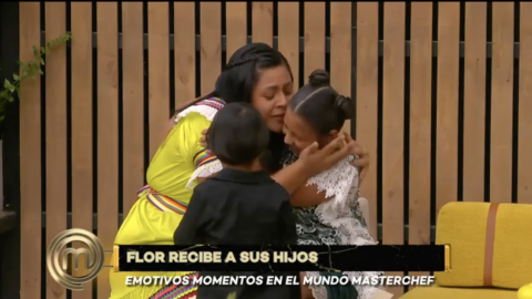Flor se reencuentra con sus hijos.