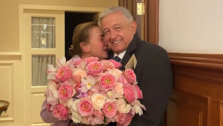 AMLO llevo serenata y flores a Beatriz Gutiérrez Müller por cumpleaños