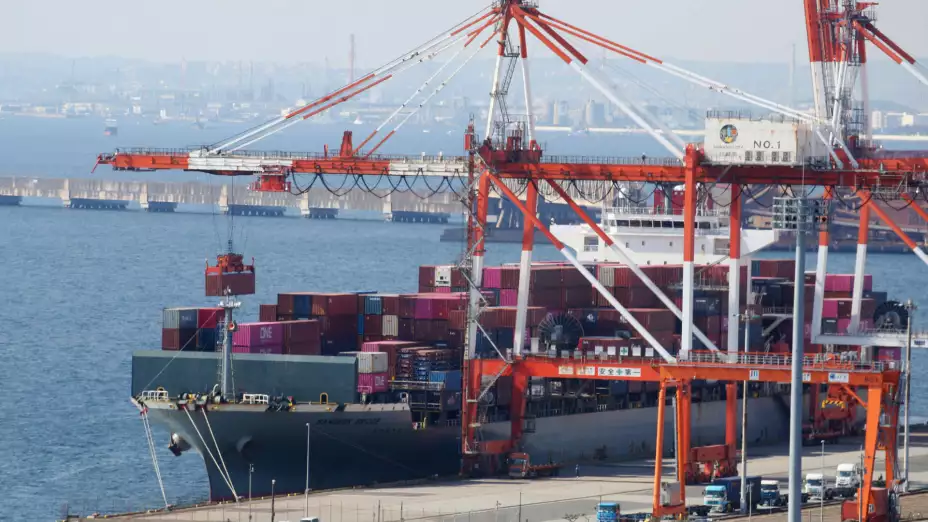 Barco portacontenedores en el puerto de Kawasaki, Japón.