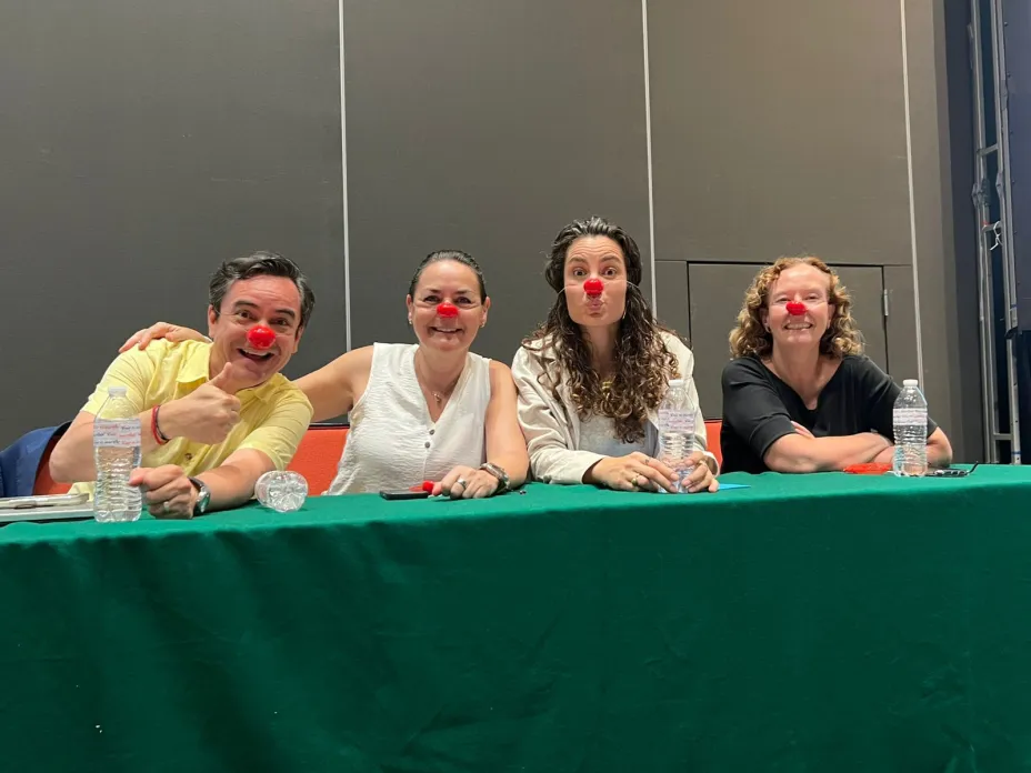Jorge Garcia (Doctor Payaso), Ana Carolina Sepúlveda (Facultad de Medicina de la UNAM), Andrea del Bosque (Pfizer México), Diana Wright (GNP Seguros).jpeg