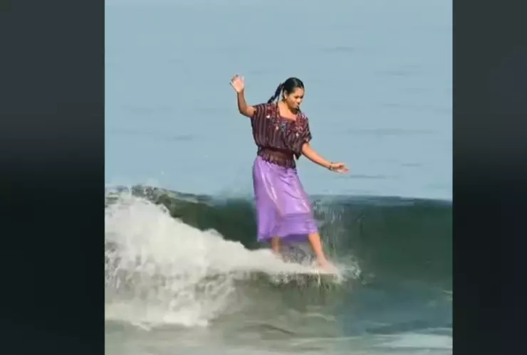 Surfista-mexicana-domina-las-olas-vistiendo-un-huipil-se-hace-viral-Quién-es-Patricia-Ornelas