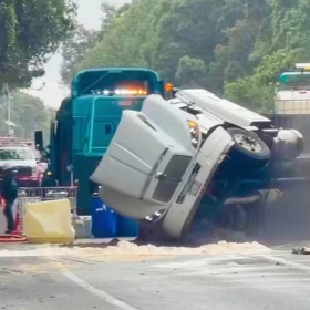 que-paso-en-la-mexico-cuernavaca-volcadura-trailer-deja-derrame-quimico-caos-vial-morelos